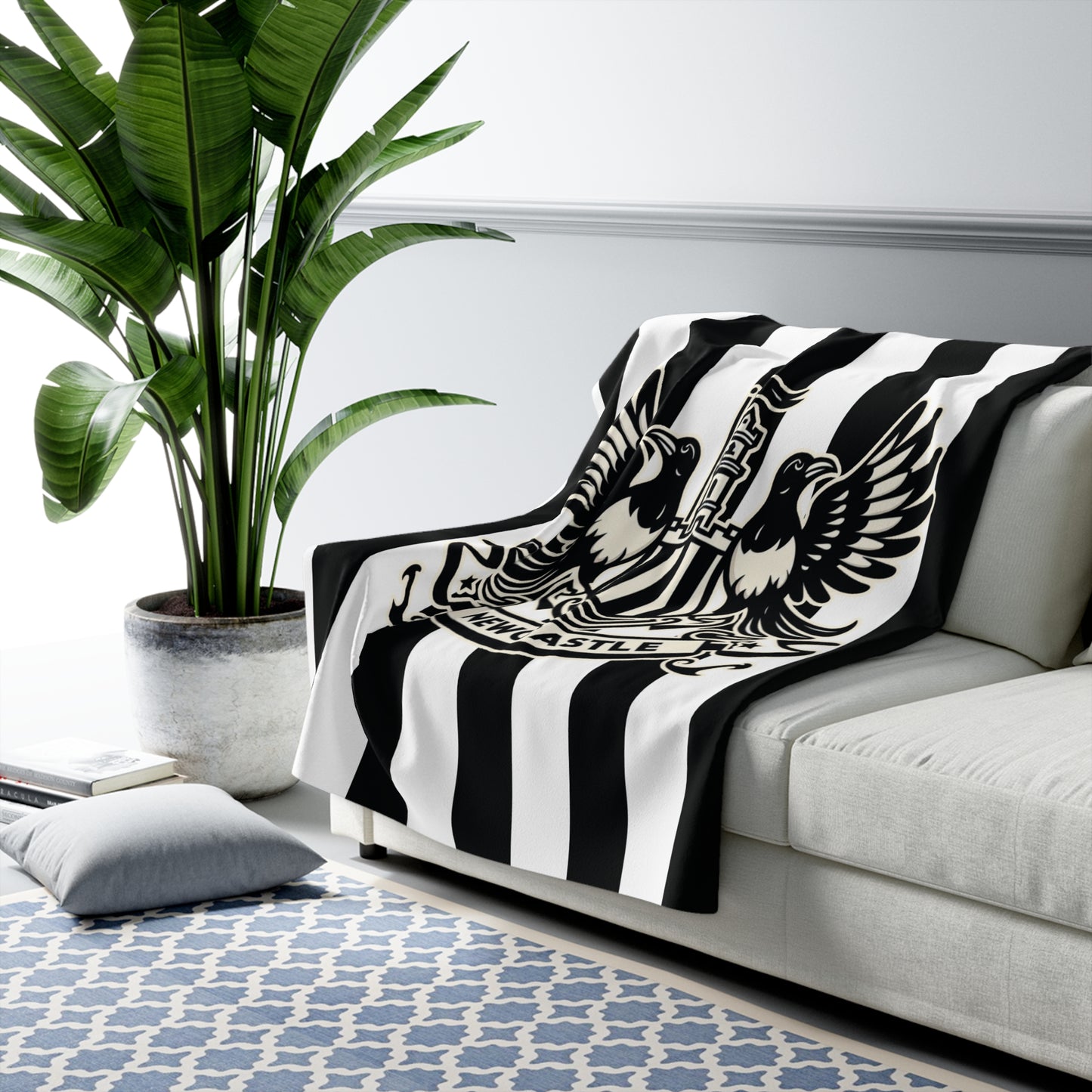 Newcastle United B&W Crest Sherpa Fleece Blanket